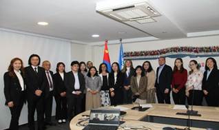 A group of people standing in a room

AI-generated content may be incorrect.