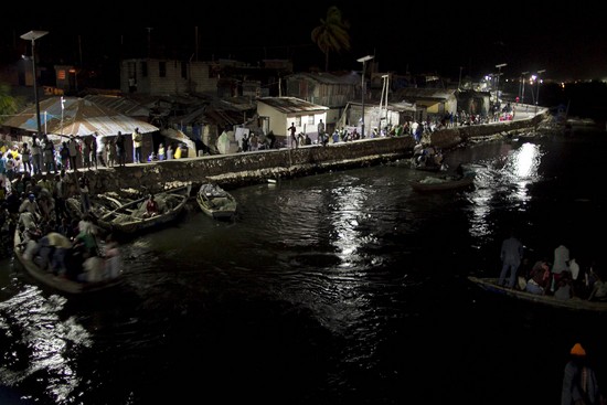  Des lampadaires solaires installés par la MINUSTAH dans les zones urbaines du Nord en appui aux efforts de la police nationale d'Haiti (PNH):    