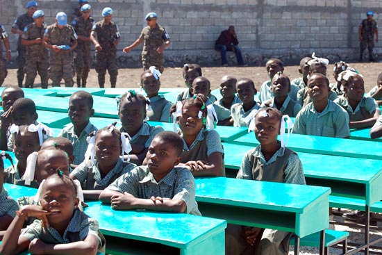  Don de mobilier scolaire à trois écoles de Cité Soleil 