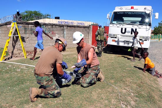  Casques bleus et militaires américains ensemble pour réhabiliter des infrastructures à Caracol 