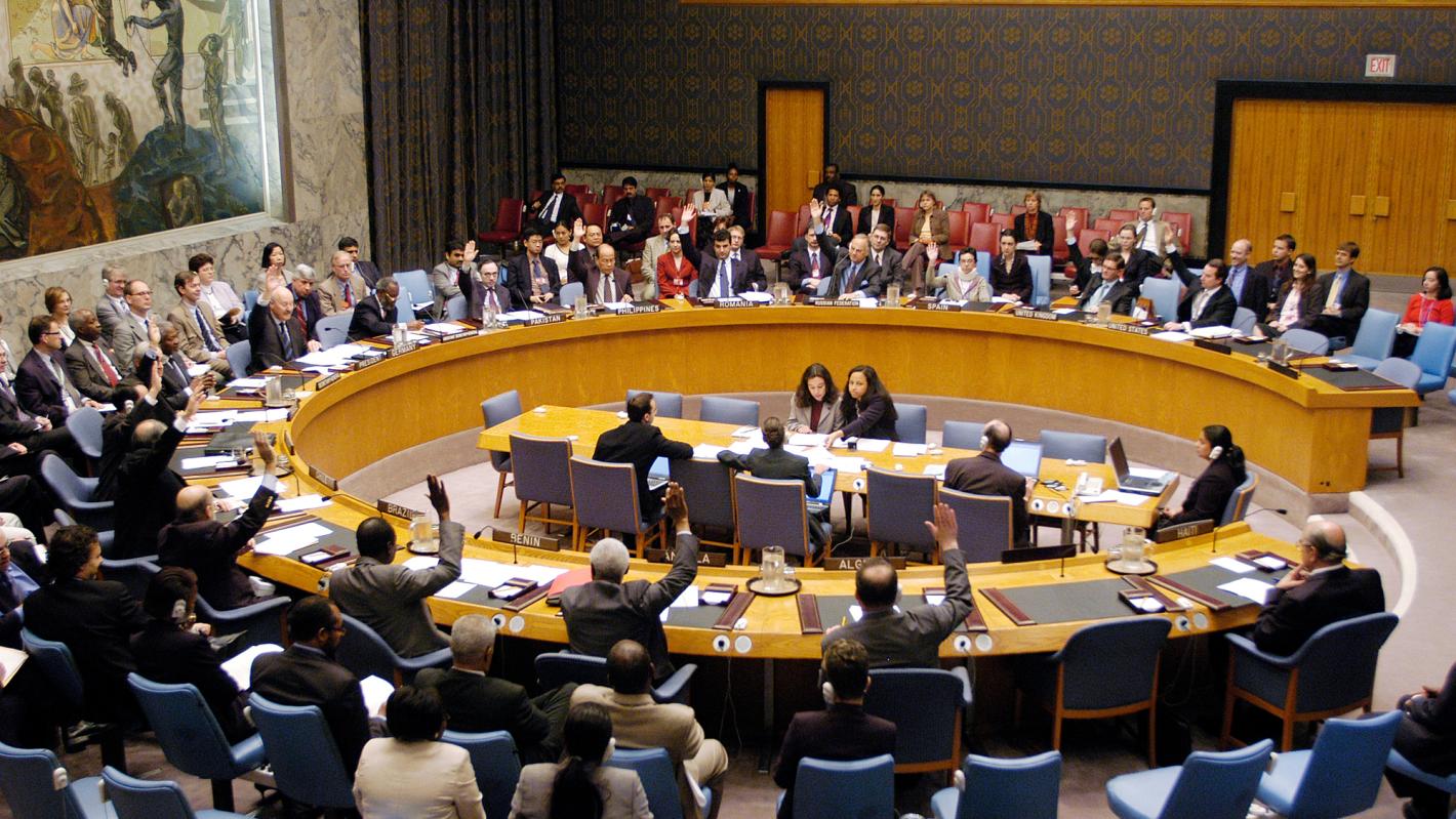 Wide view of the Security Council unanimously voting for  resolution 1542 (2004).