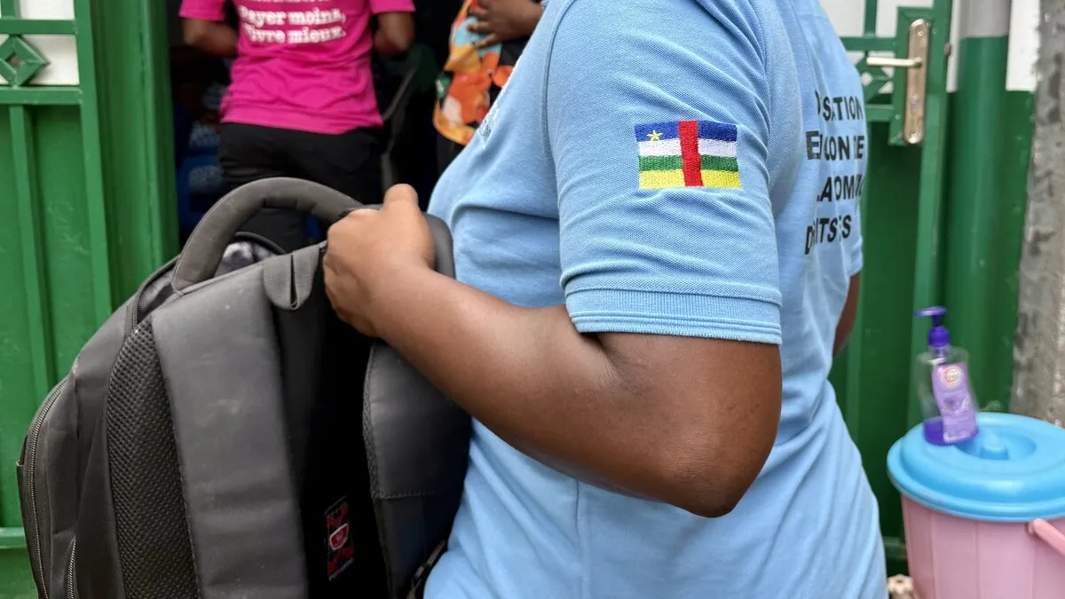 Photo du bras d'une femme portant un sac à dos