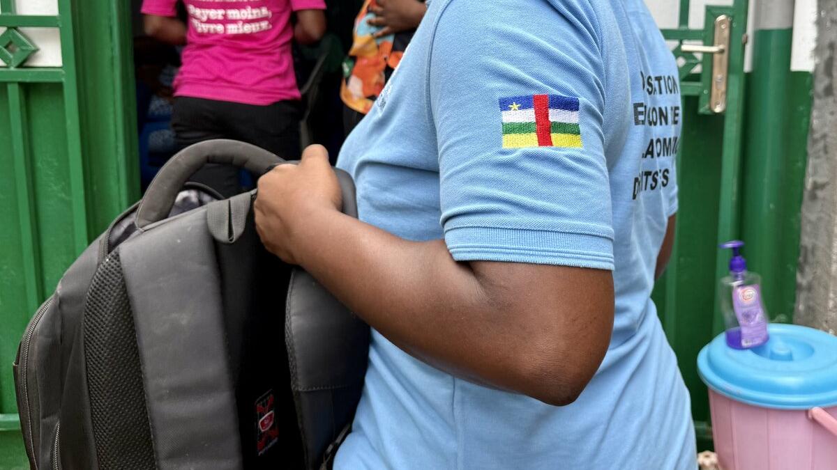 Photo du bras d'une femme portant un sac à dos