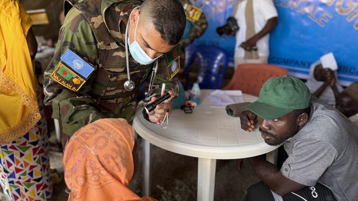 Un Casque bleu de l'ONU examine médicalement les membres de la communauté