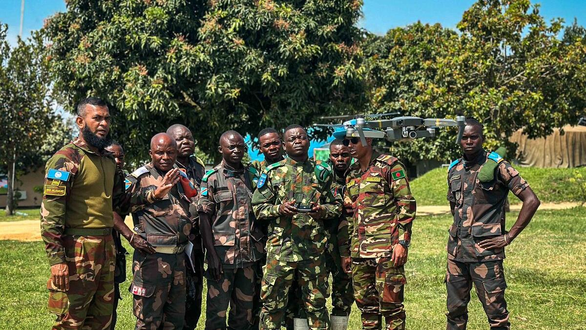 Un groupe de soldats de la paix pose pour une photo.
