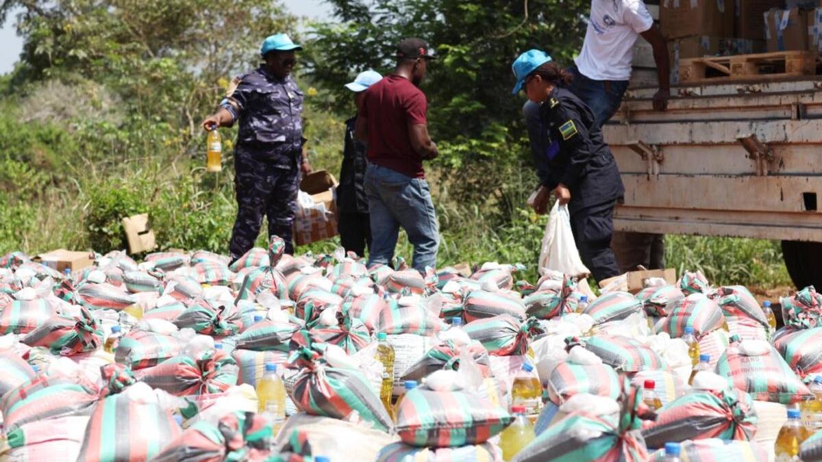 Des Casques bleus déchargent des sacs d'un camion