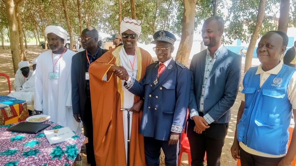 Un groupe de officiels sourit à la caméra