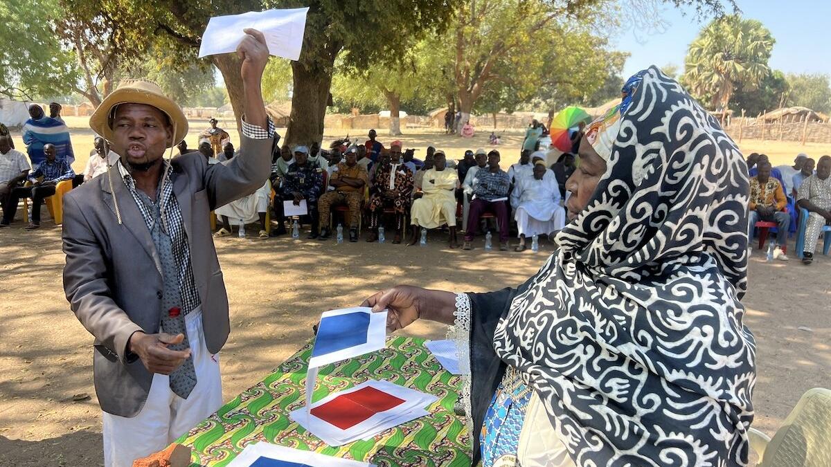 Un électeur tient un bulletin dans un bureau de vote.