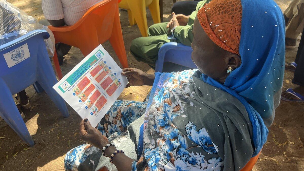 Une personne lit un dépliant informatif.