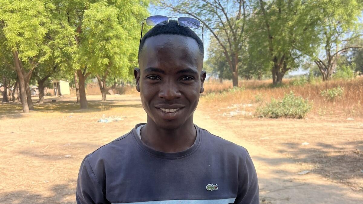 Un jeune homme est photographié.