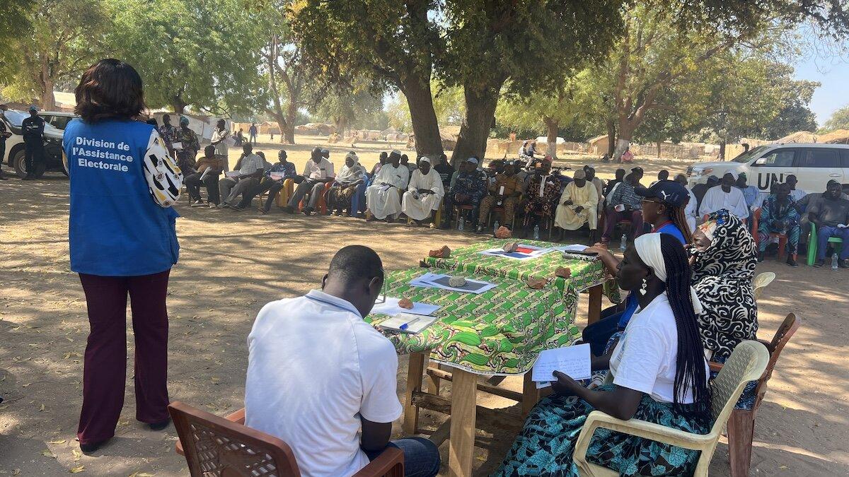 Des représentants travaillent dans un bureau de vote.