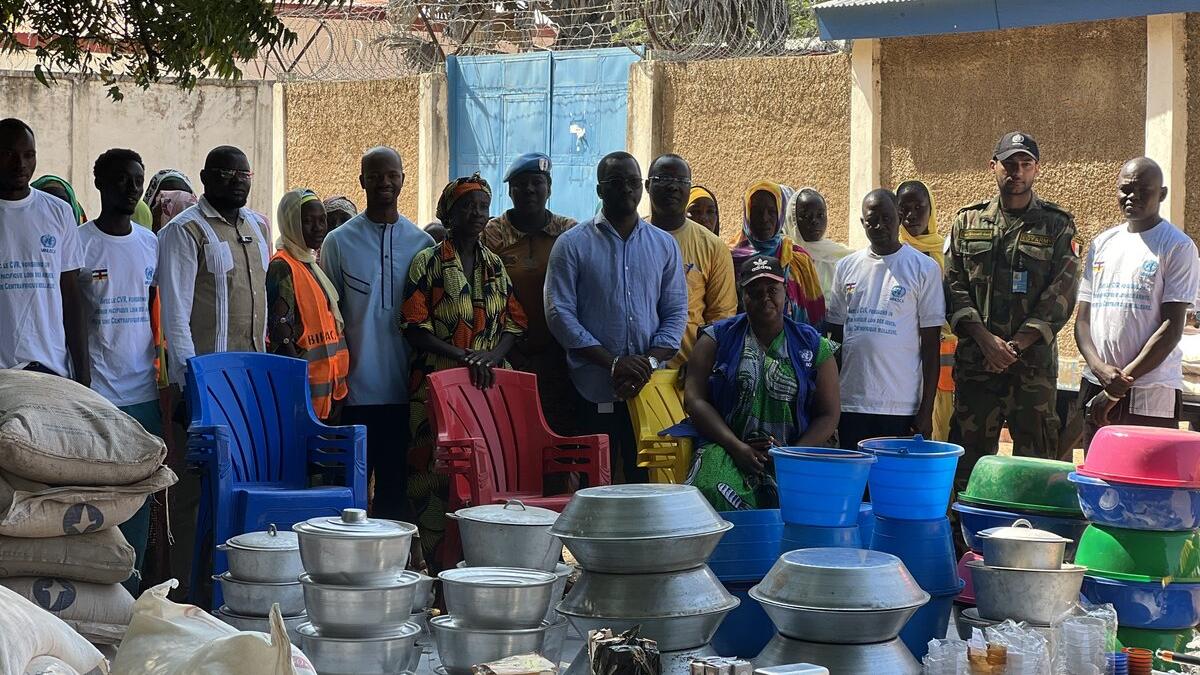 Un groupe de représentants est photographié.