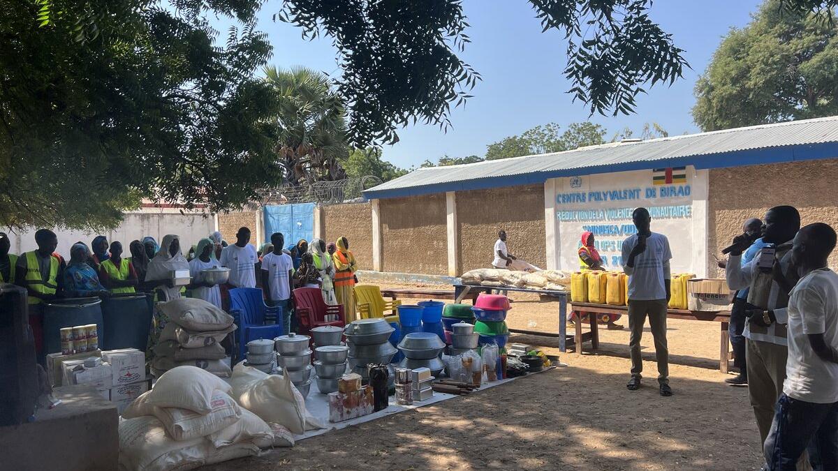 Des aliments et du matériel de cuisine sont photographiés.