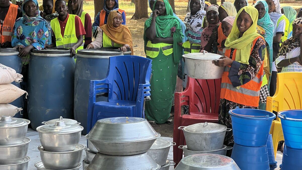 Un représentant est photographié avec des fournitures alimentaires.