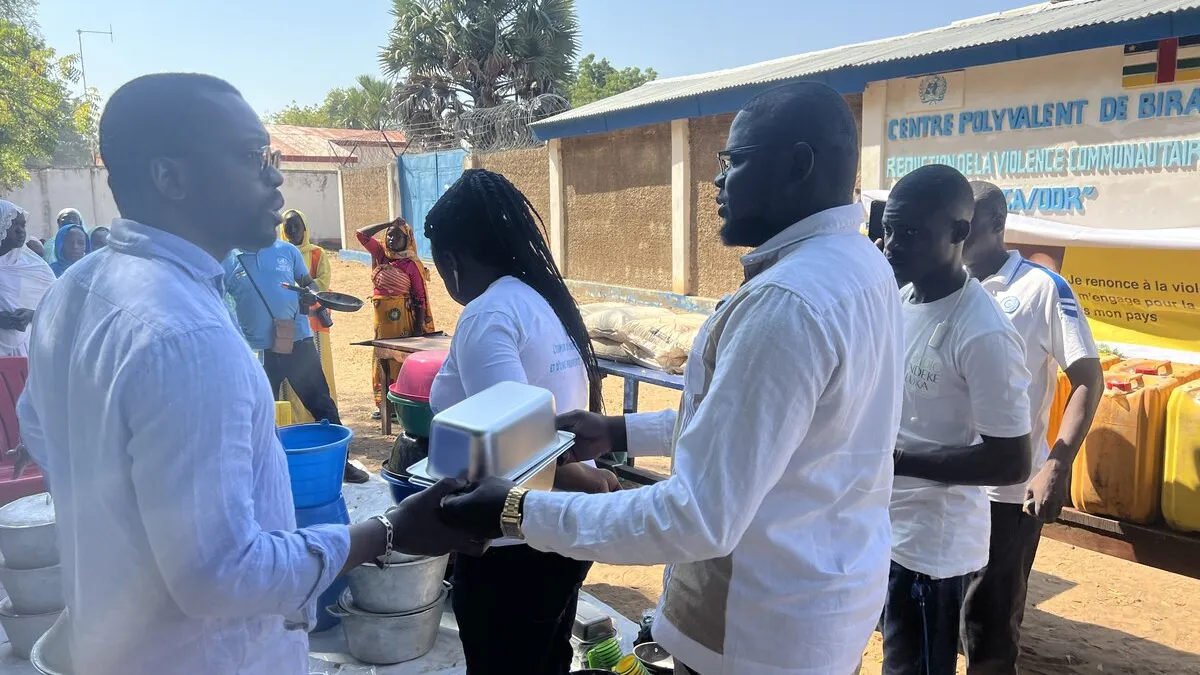 Des personnes échangent des aliments et du matériel de cuisine.