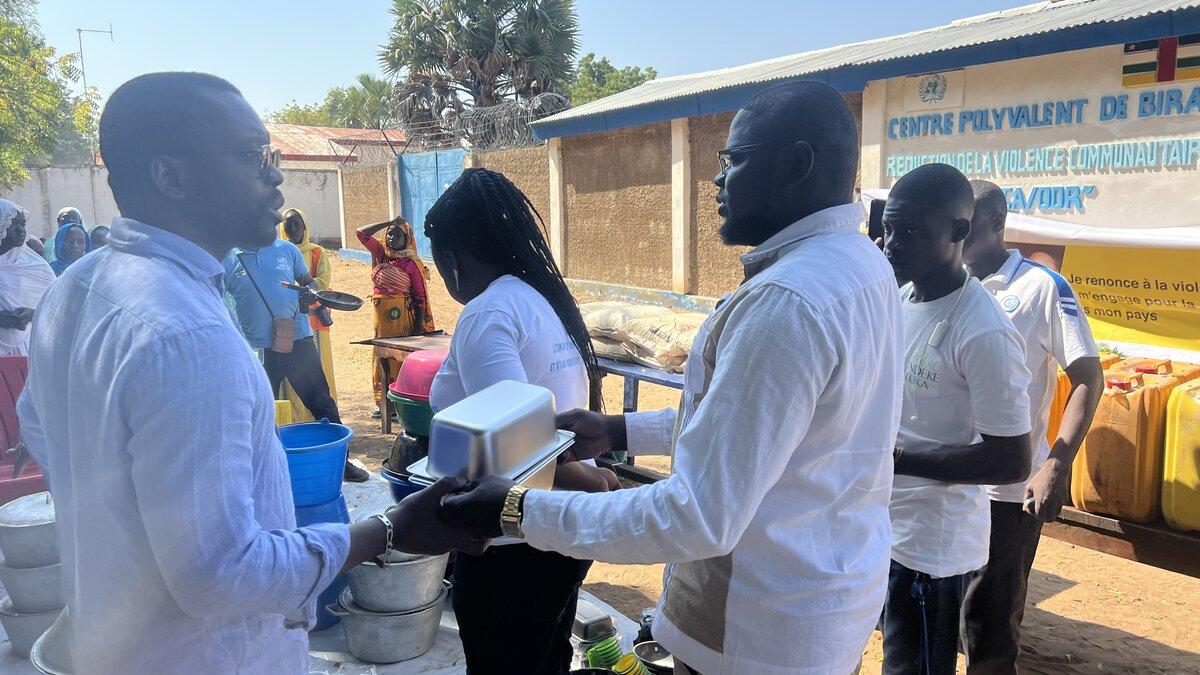 Des personnes échangent des aliments et du matériel de cuisine.