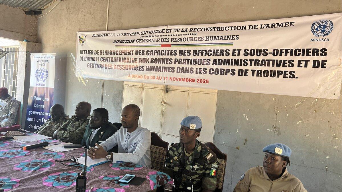 Un groupe de représentants est assis pour un panel lors d’un événement. 