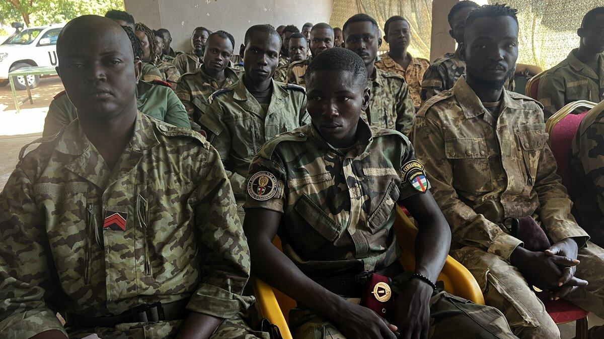 Des casques bleus sont assis pendant un événement.