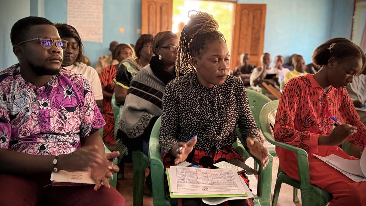 Un public assis participe à un événement.