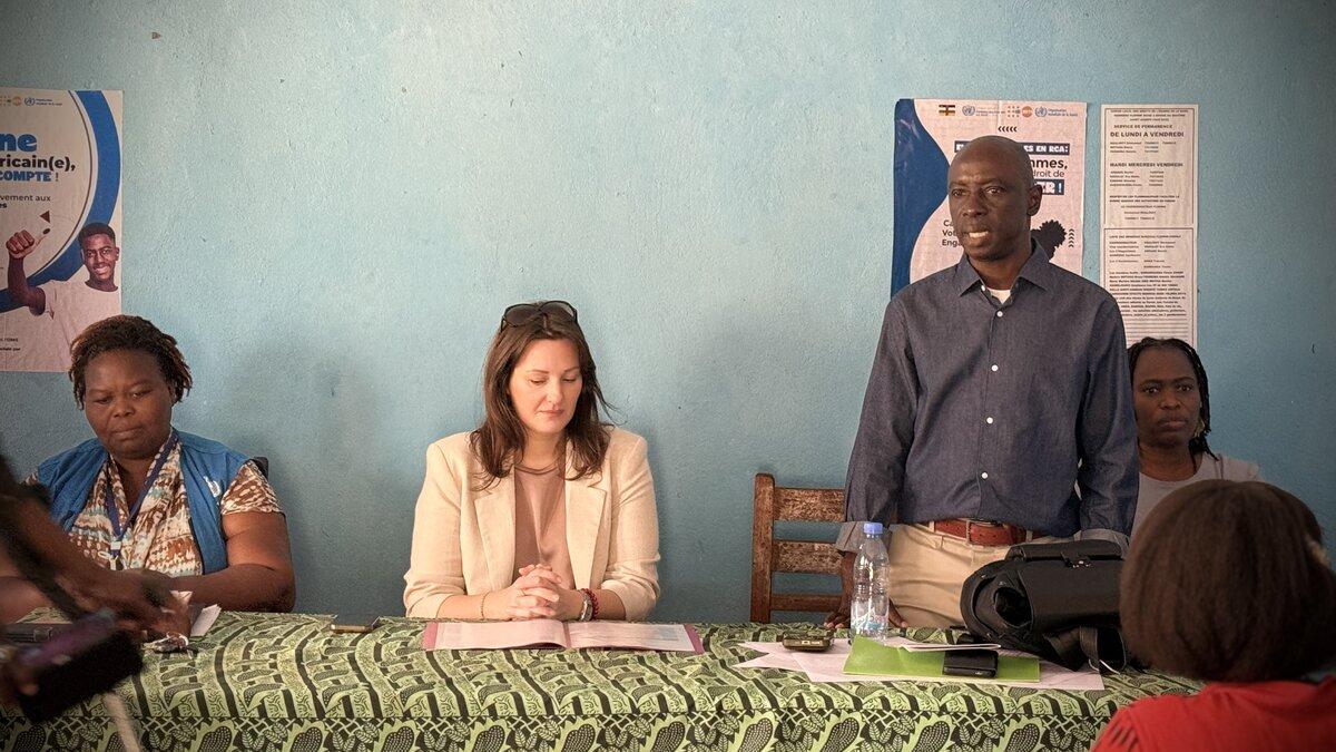 Un panel de représentants s’adresse à un public.