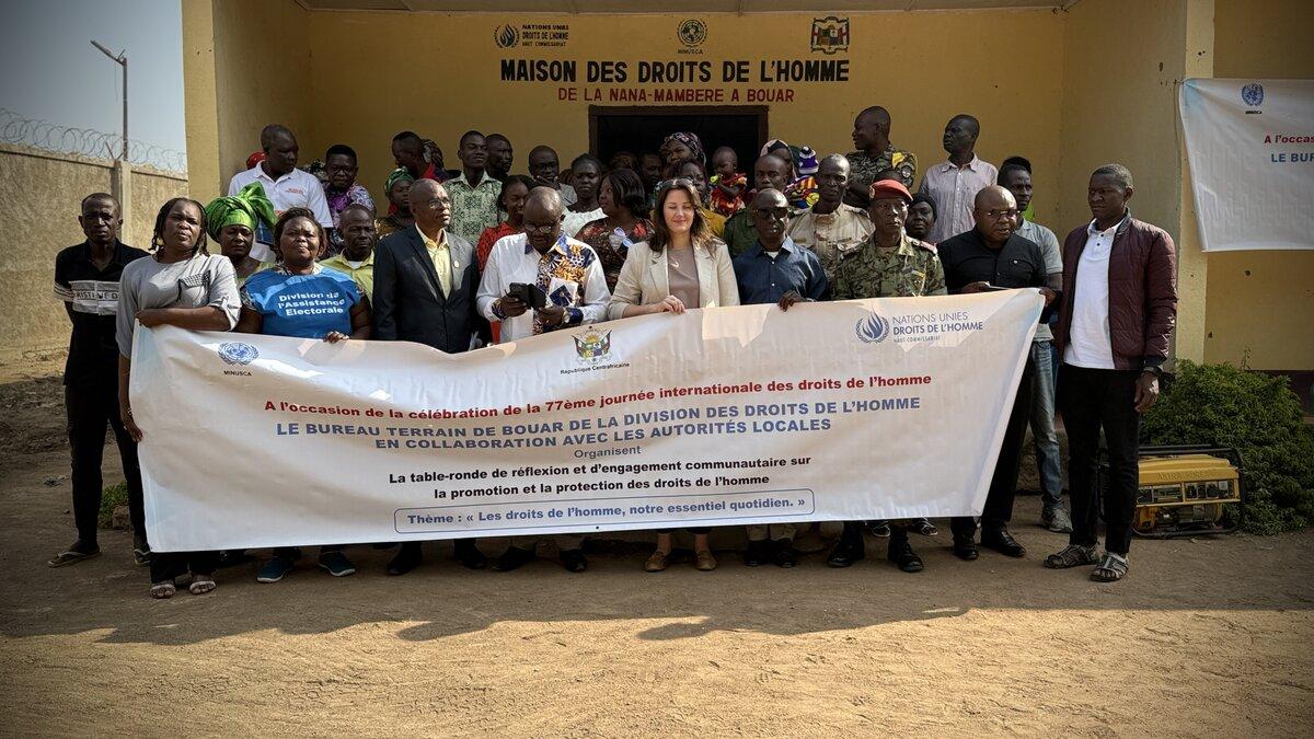 Des représentants posent pour une photo commémorative.