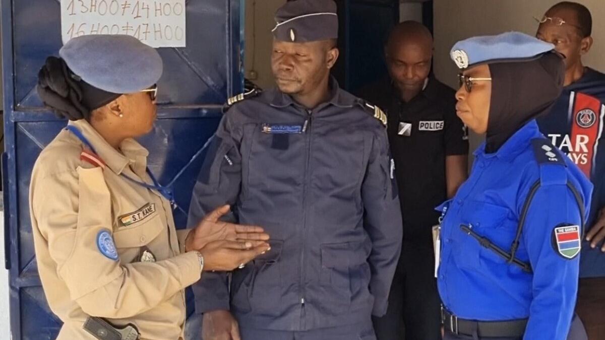 Des Casques bleus discutent entre eux.