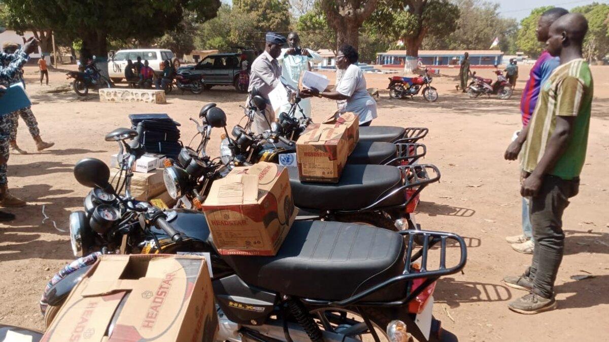 Des fournitures sont transportées sur des sièges de moto.