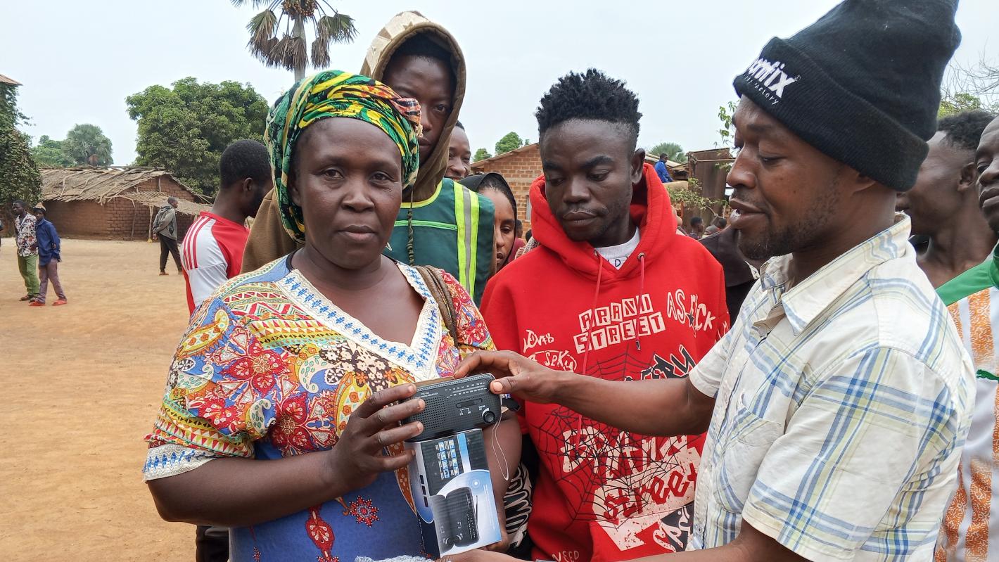 radios solaires a Dilapoko pour une femme