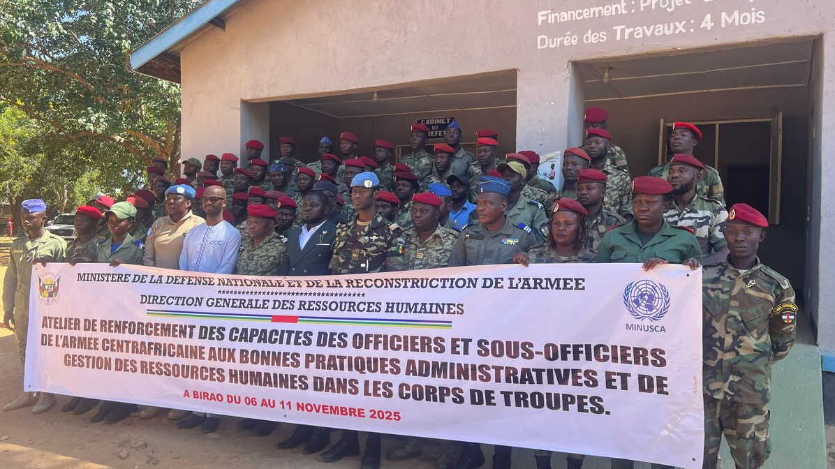 Un groupe de représentants est photographié. 