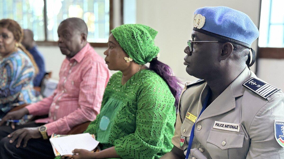 Un panel de casques bleus lors d’un événement.