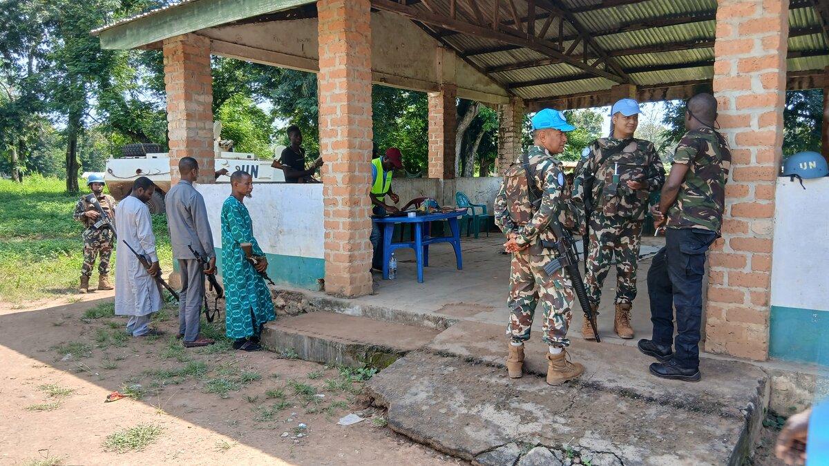 Des casques bleus et d’anciens combattants sont dehors.