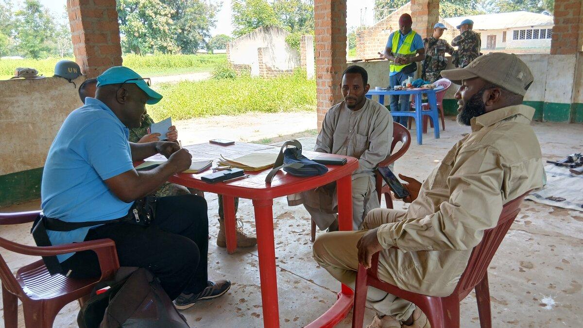 Des représentants sont assis autour d’une table.