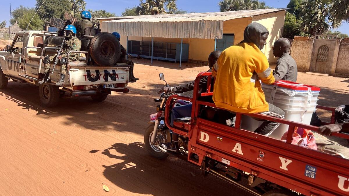 Des Casques bleus sont photographiés à bord d’un véhicule armé de l’ONU. 