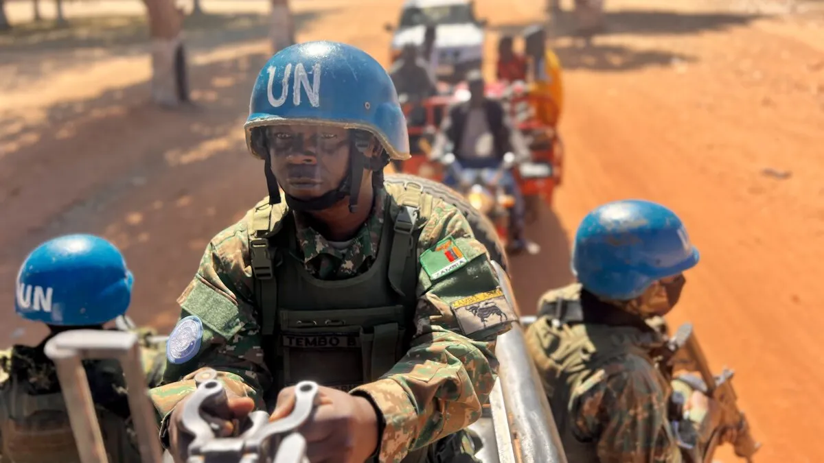 Des Casques bleus sont photographiés à bord d’un véhicule armé de l’ONU. 