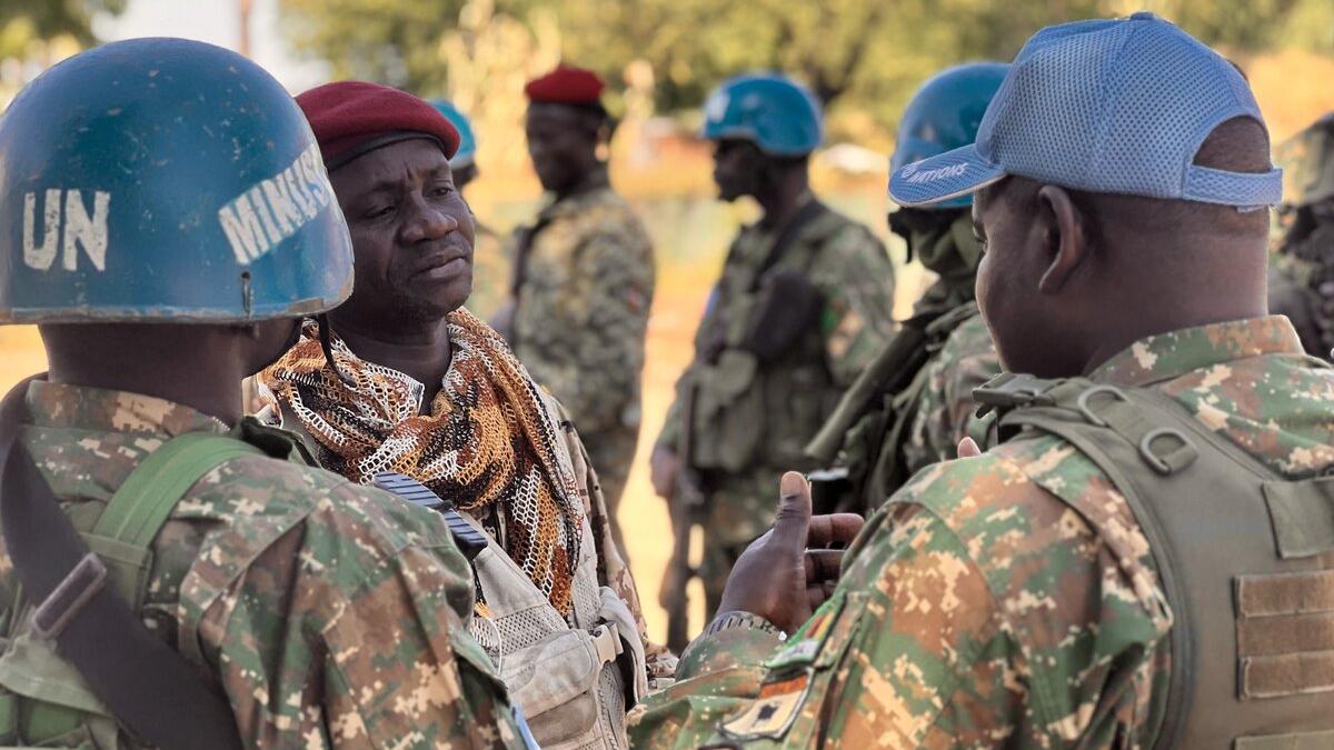 Des Casques bleus se tiennent à l’extérieur.