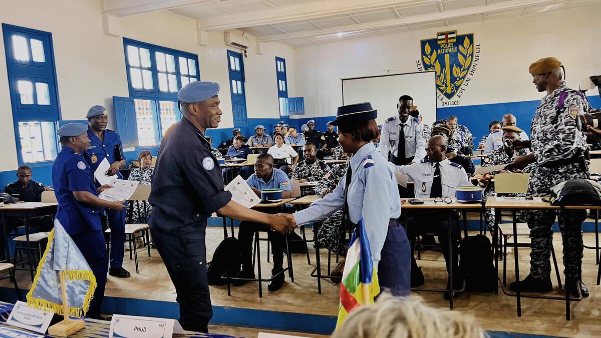 Deux forces de sécurité intérieure se serrent la main.