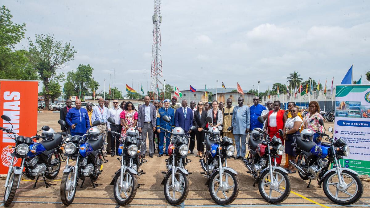 Des représentants sont photographiés derrière plusieurs motos.