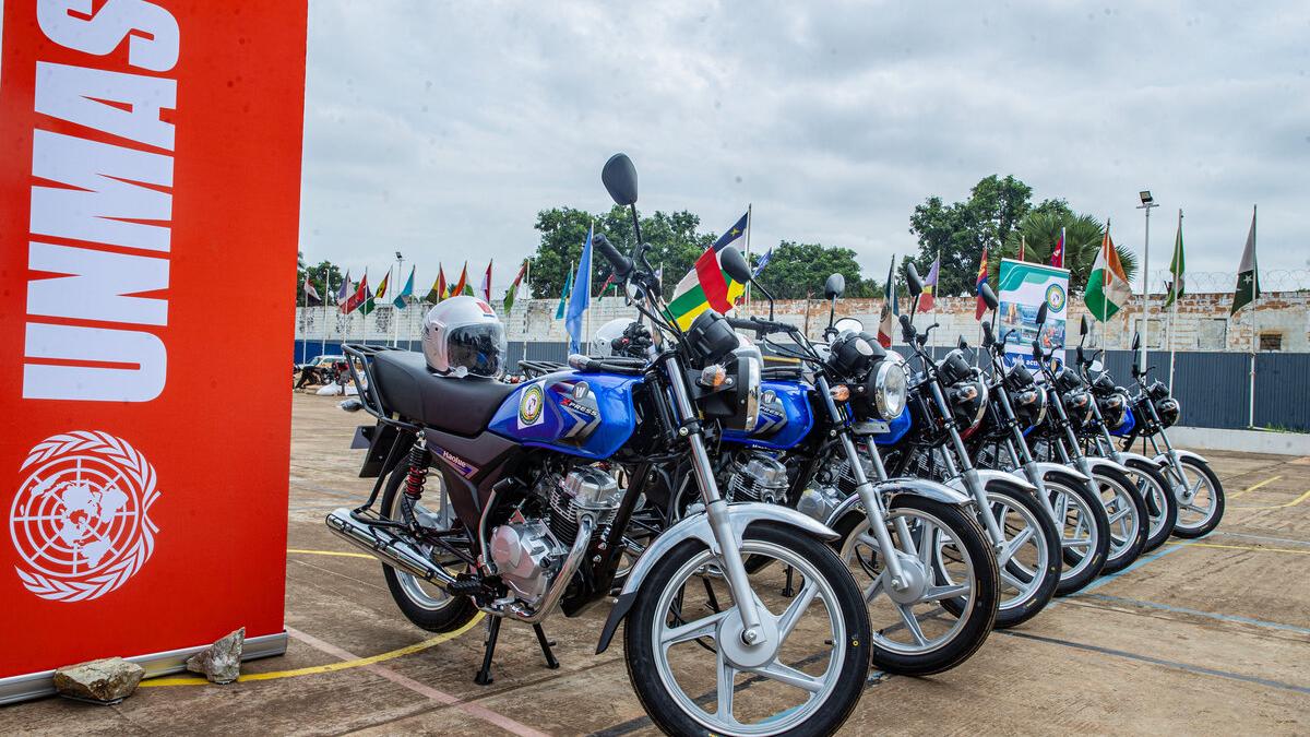 Des motos sont photographiées sur une scène.