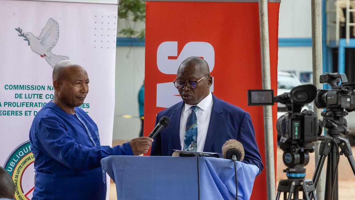 Benjamin Saraganza parle à un podium.