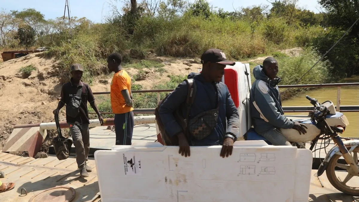 Un groupe se tient à bord d'un bateau.