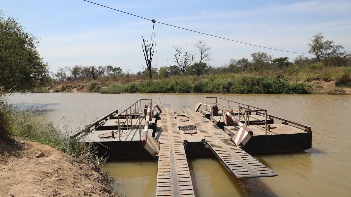 Photo de la structure d'un bateau sur un plan d'eau.