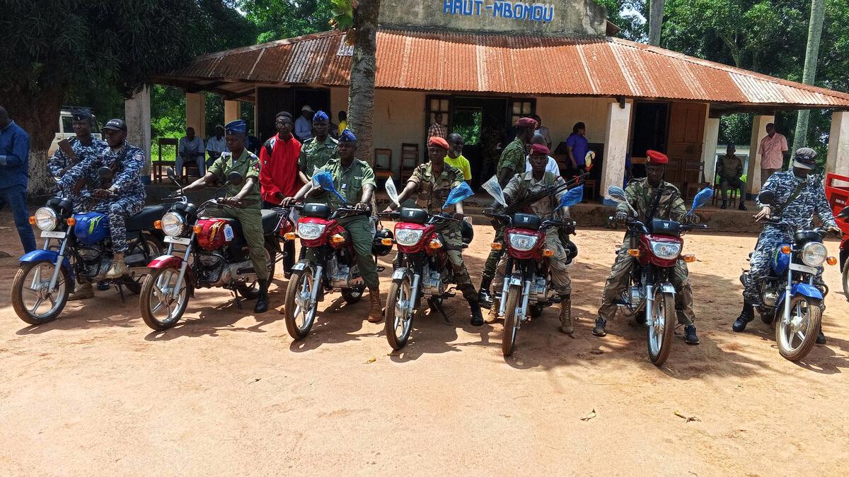 Des Casques bleus sont à moto.