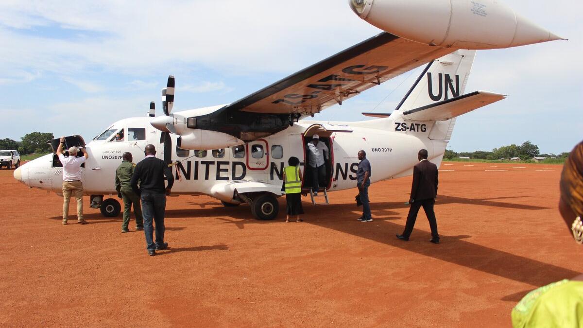 Des personnes montent à bord d'un avion des Nations Unies.