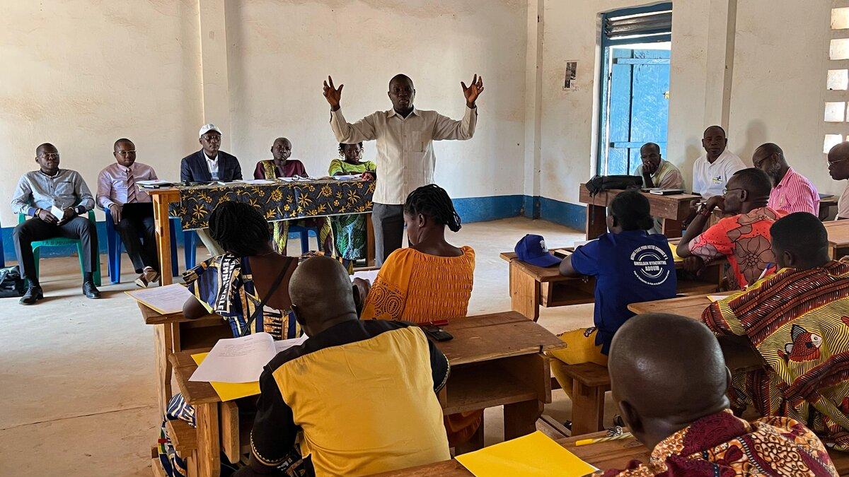 Un intervenant s’adresse à un public et à un panel.