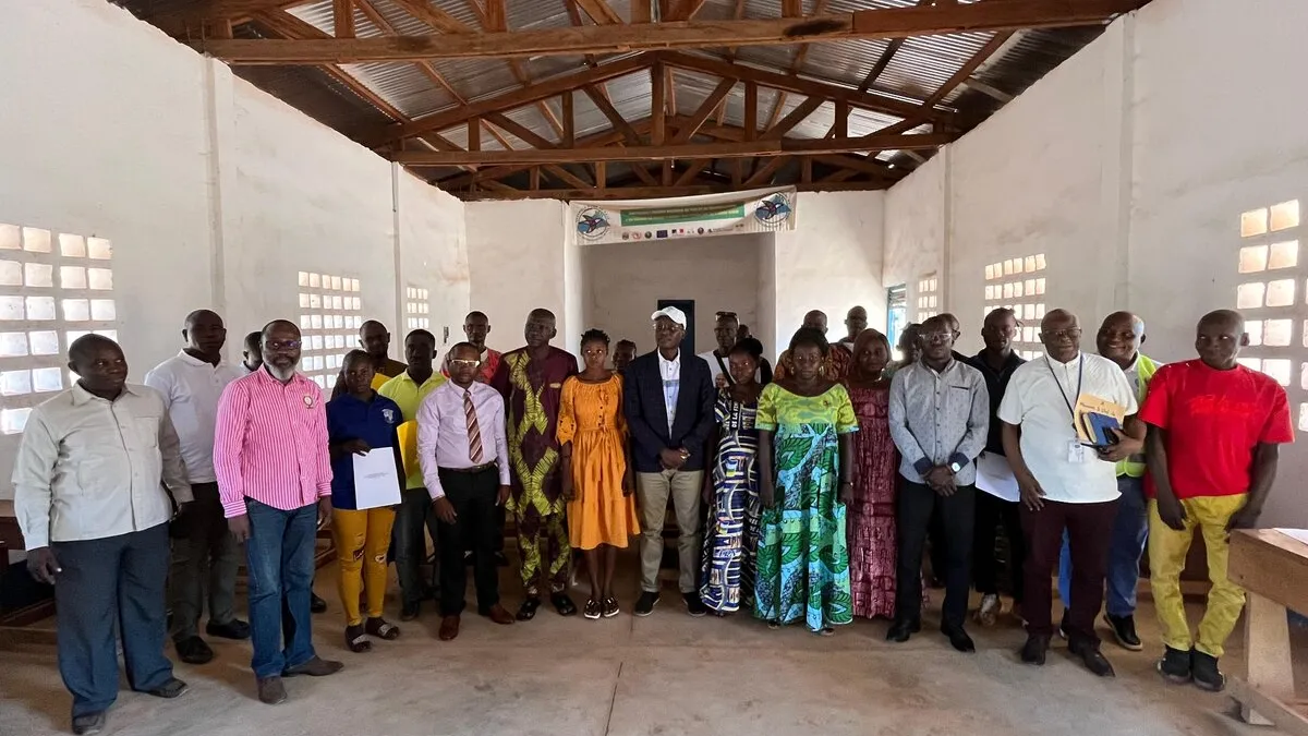 Un groupe de représentants pose pour une photo.