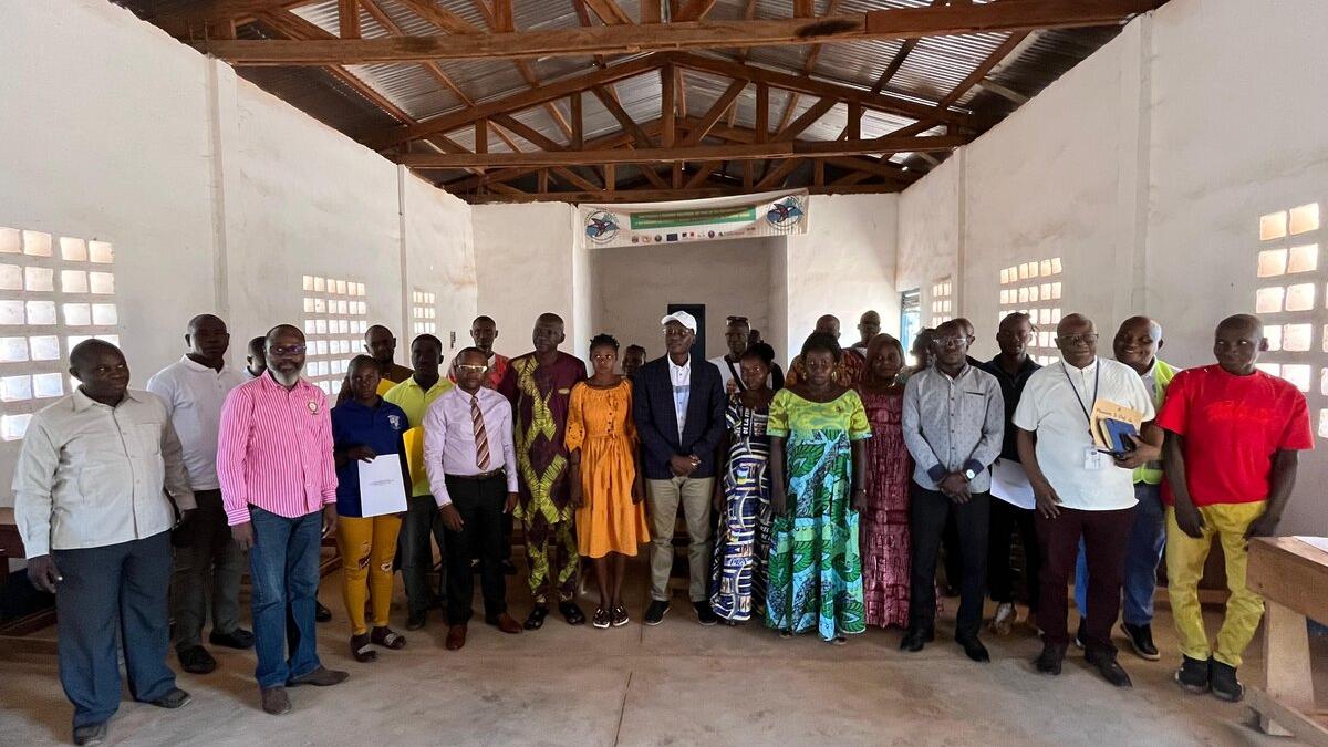 Un groupe de représentants pose pour une photo.