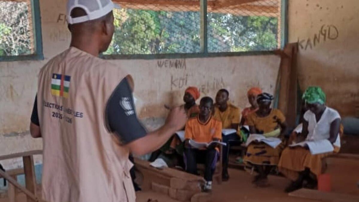 Un représentant s'adresse à un groupe.