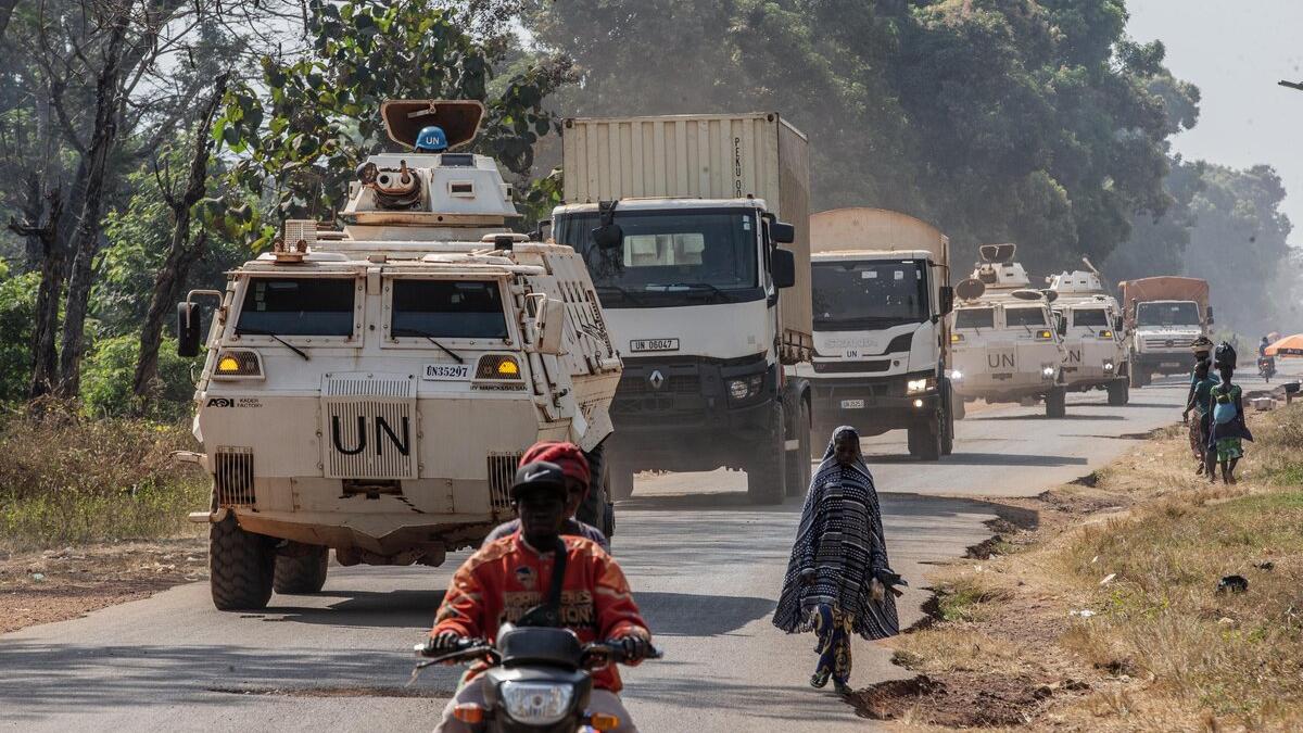 Des véhicules de l’ONU roulent sur une route. 