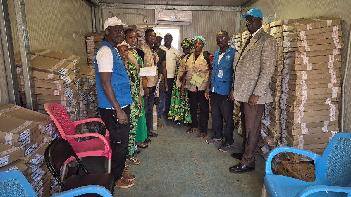 Un groupe de représentants pose pour une photo.