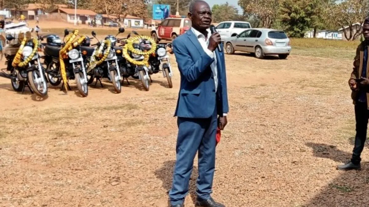 Un représentant prend la parole dans un microphone.